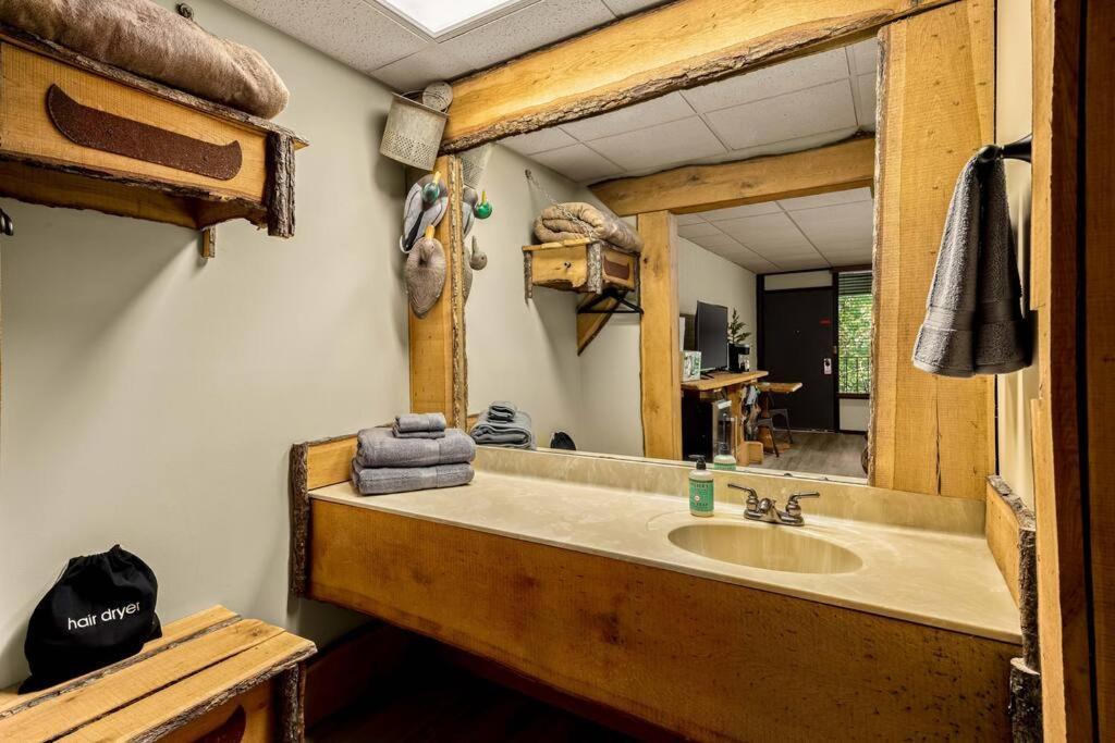 Stonegate Lodge King Bed Wifi 50 Roku Tv Salt Water Pool Room #104 Юрика-Спрінгс Екстер'єр фото